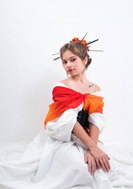 Beyaz arka planda parlak geleneksel Japon elbiseli genç bir kız..