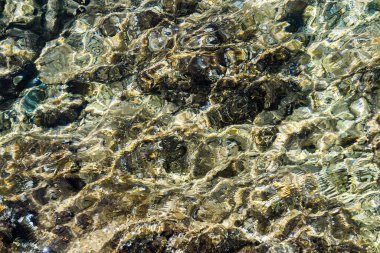 Deniz suyunun dokusu. Suda ışık refleksleri.