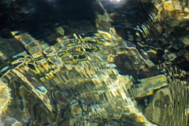 Deniz suyunun dokusu. Suda ışık refleksleri.