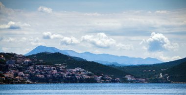 Dağların arasındaki deniz kıyısındaki Klek kasabası. Hırvatistan