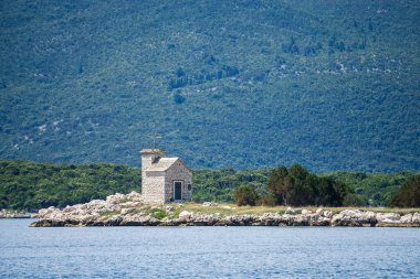 Klek, Dalmaçya, Hırvatistan, Avrupa ve Adriyatik yakınlarındaki küçük bir adada eski küçük bir kilise