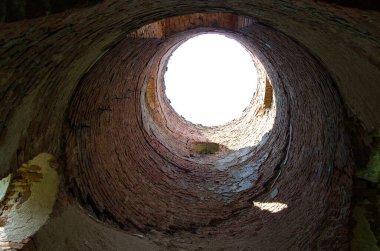 İçinde pencereler olan eski bir tuğla kule..