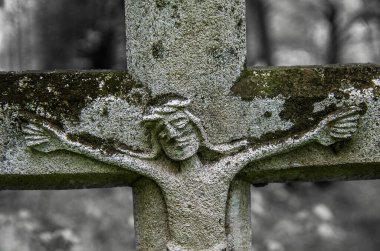  Ukrayna 'da terk edilmiş bir mezarlıkta İsa Mesih' in çarmıha gerilmesi.
