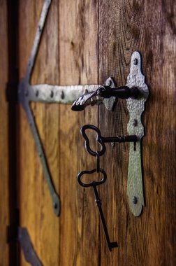Anahtarlar eski ahşap kapıların anahtar deliğinde.