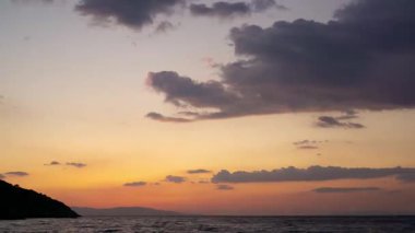 Denizin üstünde bir akşam. Ufuktaki adaların silueti.