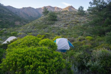 Gün doğumunda Dağ Kampı