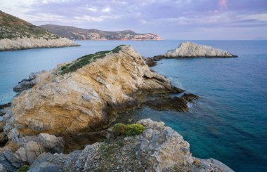 Kristal Açık Deniz ve Dramatik Uçurumlarla Rocky Sahil Hattı