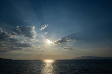 Sakin Deniz Üzerinde Dramatik Gün Batımı