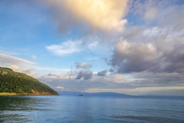 Uzak Ada ve Bulutlarla Deniz Üzerindeki Alacakaranlık