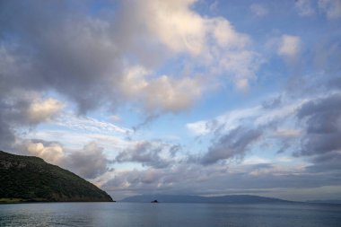 Kıyı Manzarası Bulutlu ve Mavi Gökyüzü
