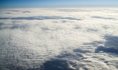 Gökyüzünde desenli bulutlar.