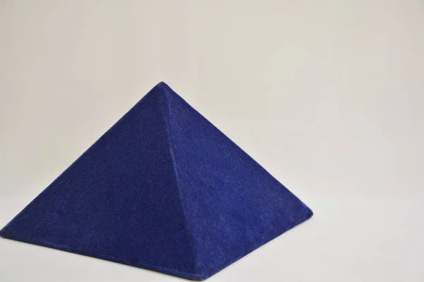Μπλε Τσόχινη Πυραμίδα Φτιαγμένη Κλίμακα Λευκό Φόντο Αντίγραφο Χώρου — Φωτογραφία Αρχείου