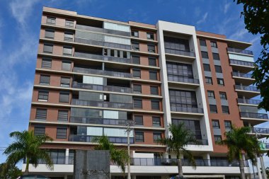 Apartmanın yan cephesi, tepeden tırnağa yan manzara, arka planda mavi gökyüzü, Brezilya, Güney Amerika, kahverengi renk.
