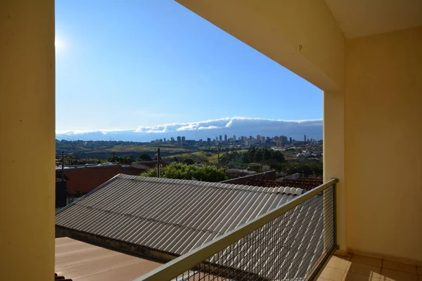 Балкон Мбаппе Вид Центр Города Солнцем Облаками Холодного Фронта Перилами — стоковое фото