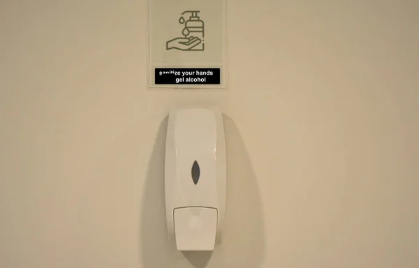 Garrafa Dispositivo Afixado Parede Com Aviso Para Higienizar Mãos Use — Fotografia de Stock