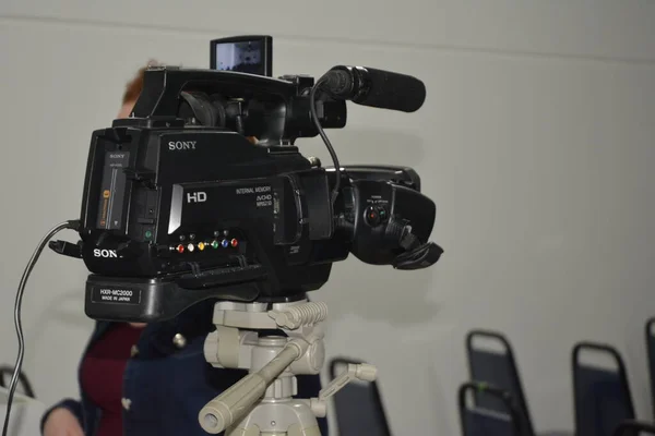 Kamera Statywem Służącym Nagrywania Filmowania Wydarzeń Boku Niewyraźne Tło — Zdjęcie stockowe