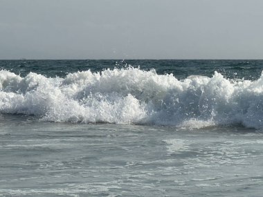 Endonezya 'nın Bali adasındaki Canggu sahiline su püskürten dalgaların yakın çekimi