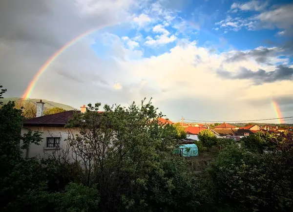 Bulgaristan 'da bahar mevsimi yağışından sonra şehrin gökkuşağını sona erdiren muhteşem bir manzara - Mayıs ayında - güzel bir manzara ve inanılmaz bir manzara