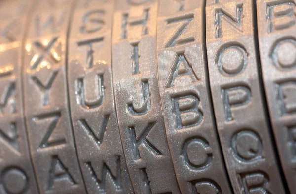 Крупный План Пластиковых Деталей Напечатанных Принтере Круглые Буквы Криптекса — стоковое фото