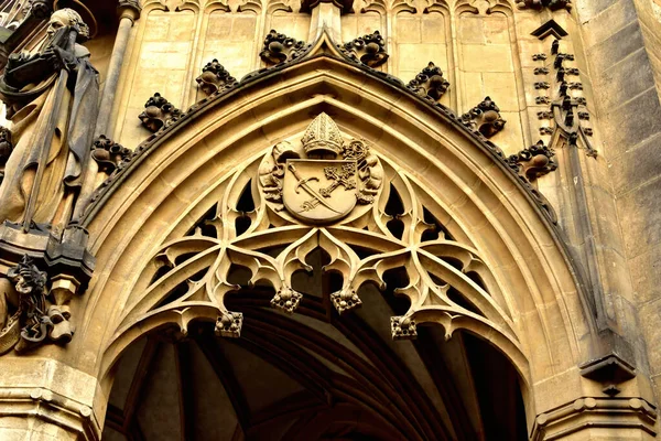 Gotický Ornamentální Oblouk Nad Hlavní Bránou Katedrály Petra Pavla Brně — Stock fotografie