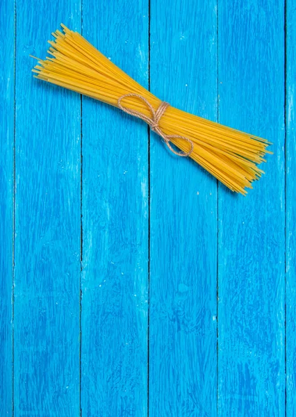 Pakket Spaghetti Gebonden Met Natuurlijk Jute Garen Twee Open Blikjes — Stockfoto