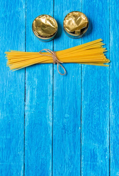 Pakket Spaghetti Gebonden Met Natuurlijk Jute Garen Twee Open Blikjes — Stockfoto