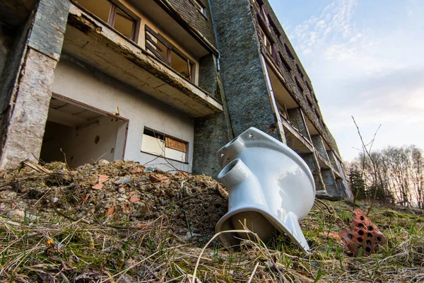 Antiguo Inodoro Cerámica Roto Frente Hotel Socialista Ruinas Antigua Checoslovaquia —  Fotos de Stock