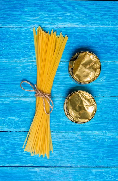 Bundel Spaghetti Gebonden Met Touw Twee Geopende Blikjes Houten Blauwe — Stockfoto