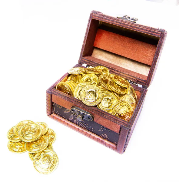 Ξύλινο Πειρατικό Μπαούλο Γεμάτο Χρυσά Νομίσματα Μέσα Και Ένας Σωρός — Φωτογραφία Αρχείου