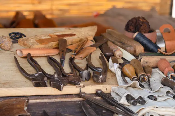The equipment of the medieval leatherworker and manufacturer of footwear