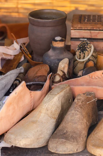 The equipment of the medieval leatherworker and manufacturer of footwear.