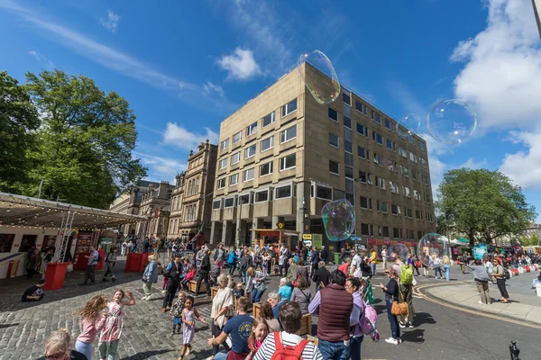 2022 Edinburgh Festivali sırasında Edinburgh sokaklarında insanlar İskoçya 'da sokak gösterisini izliyordu. 