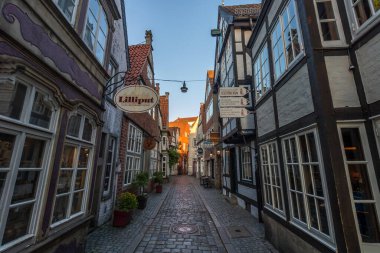Küçük dar sokakları ve Bremen 'de evleri, restoranları ve dükkanları olan geleneksel Alman mimarisi ile korunmuş ortaçağ şehir merkezi.