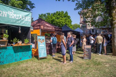 Neckargemuend, Almanya: 28 Mayıs. 2023: Güney Almanya 'da küçük bir halk parkında yerel sokak yemekleri festivali