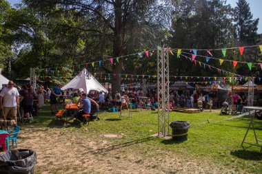 Neckargemuend, Almanya: 28 Mayıs. 2023: Güney Almanya 'da küçük bir halk parkında yerel sokak yemekleri festivali