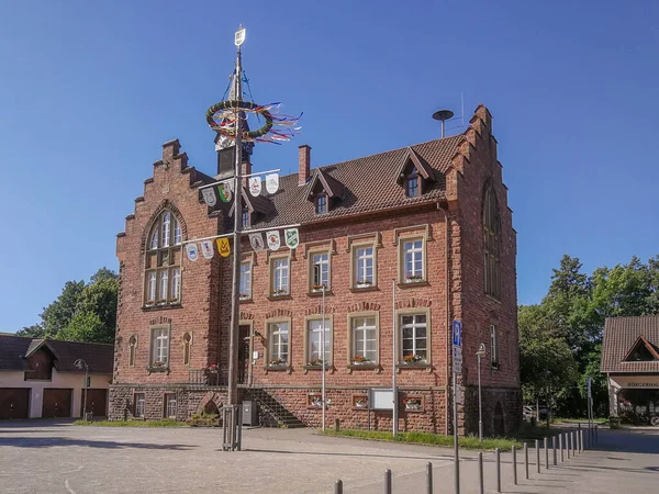 ドイツ ヴィーゼンバッハ5月31日 2023年 大正12年 ドイツ南部の古い慣習である伝統的なマヨポールを持つ自治体の市役所 市役所 — ストック写真