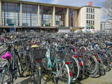 Heidelberg, Almanya: 30 Mart 2024: Heidelberg, Almanya 'daki ana tren istasyonunda aşırı kalabalık bisiklet parkı