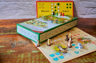 Berlin, Almanya - 12 Eylül 2022: Oyun aksesuarlarıyla masa oyunları.