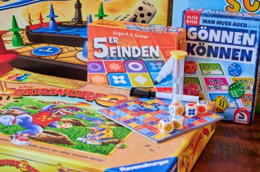 Berlin, Almanya - 12 Eylül 2022: Oyun aksesuarlarıyla masa oyunları.