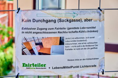 Berlin, Almanya - 4 Eylül 2022: İhtiyaç sahiplerinin bedava yemek alabileceği bir yere referans afişi.