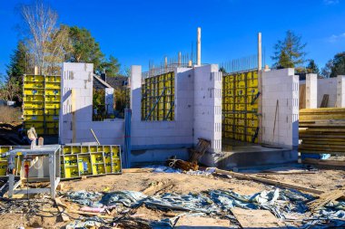 Berlin, Almanya - 6 Kasım 2022: Tamamlanmamış bir konut binasının inşaatı için zemin katın bombardımanına bakın.