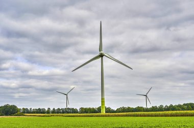 Almanya 'da bir alanda çevre dostu enerji üretimi için rüzgar türbinleri.