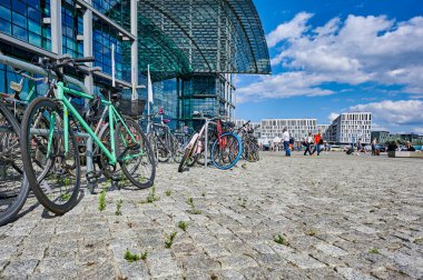 Berlin, Almanya - 29 Temmuz 2021: Berlin Merkez İstasyonu yakınlarında park halindeki birçok bisikletli şehir manzarası.