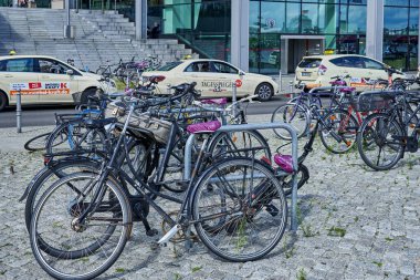 Berlin, Almanya - 29 Temmuz 2021: Berlin Merkez İstasyonu yakınlarında park halindeki birçok bisikletli şehir manzarası.