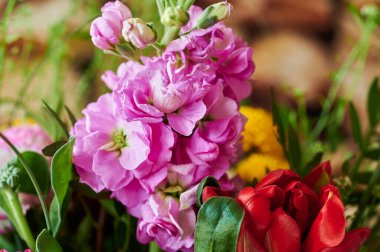 Renkli buket, mevsimlik bahçe çiçeklerinden yapılmıştır..