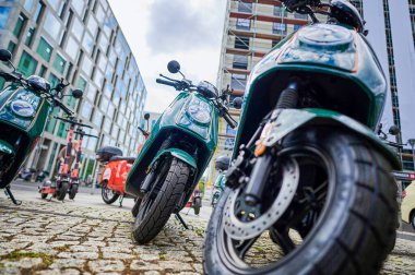 Berlin, Almanya - 29 Temmuz 2021: Berlin 'de elektrik akımıyla kiralandı.