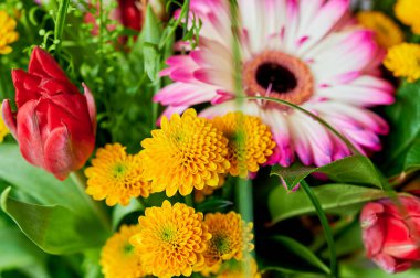 Renkli buket, mevsimlik bahçe çiçeklerinden yapılmıştır..