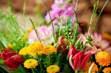 Renkli buket, mevsimlik bahçe çiçeklerinden yapılmıştır..