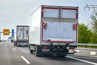 Brandenburg, Almanya - 11 Mayıs 2022: Alman otobanındaki kamyonlara bakın.