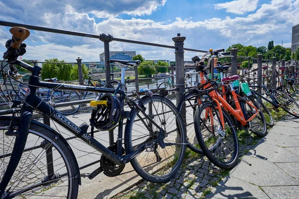 Berlín Alemania Julio 2021 Bicicletas Conectadas Una Barandilla Cerca Estación — Foto de Stock